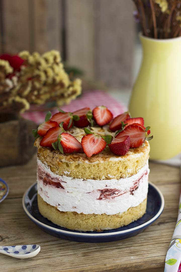 Dort s mandlovou pusinkou a jahodovým tvarohem 1 Tarta de Merengue con Almendras y Cheesecake con fresas