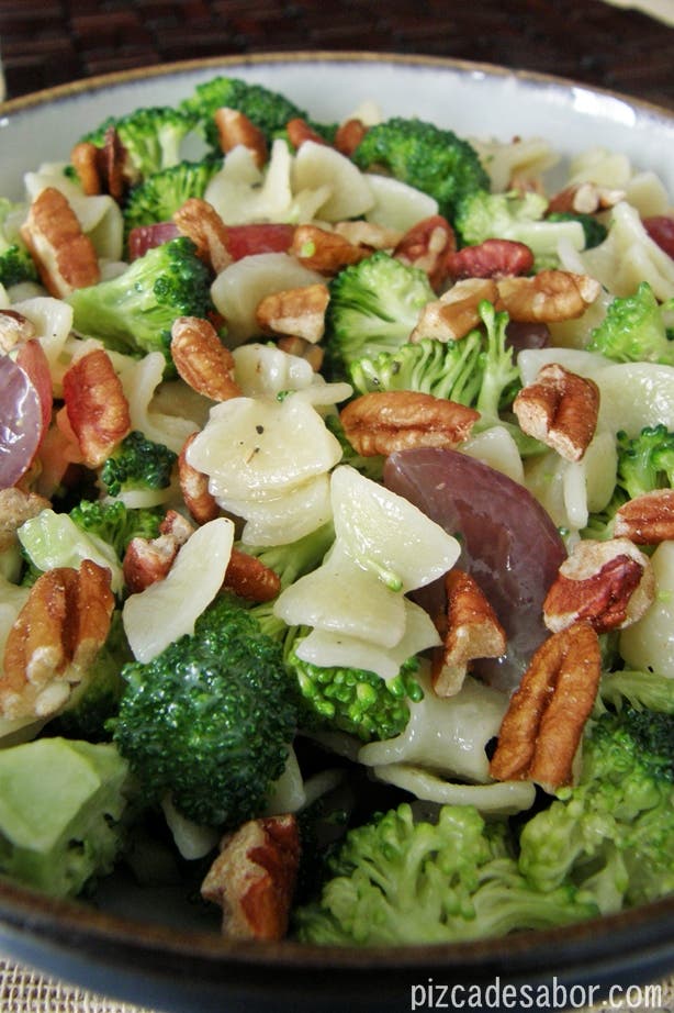 Těstovinový salát s brokolicí, hrozny a ořechem - špetka chuti 