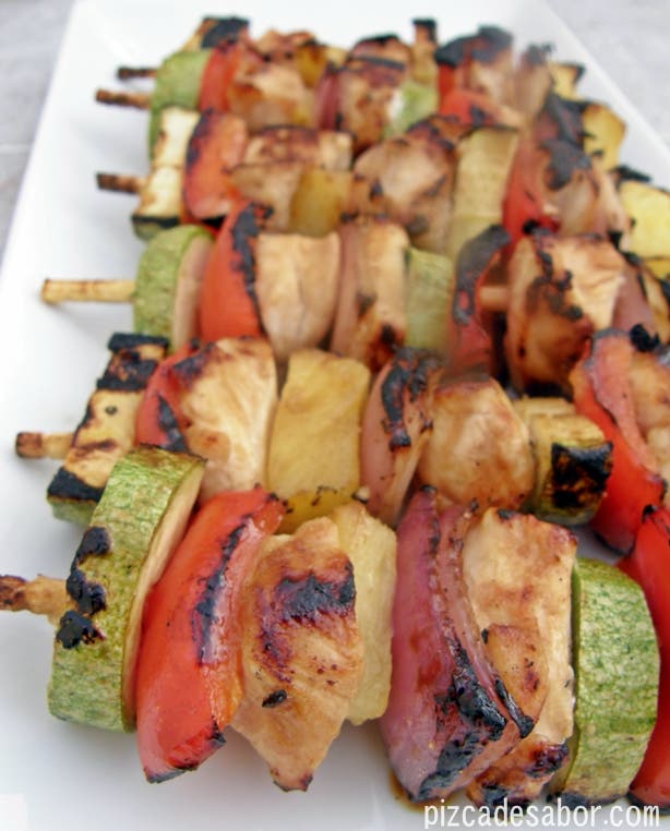Kuřecí a zeleninové špízy s orientálně sladkokyslou omáčkou 1 Brochetas de pollo y vegetales con salsa agridulce oriental – Pizca de Sabor