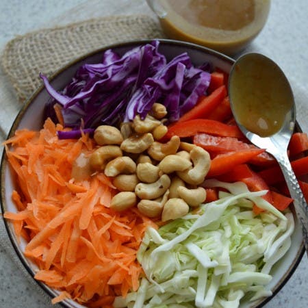 Thajský salát s arašídovým dresinkem www.pizcadesabor.com