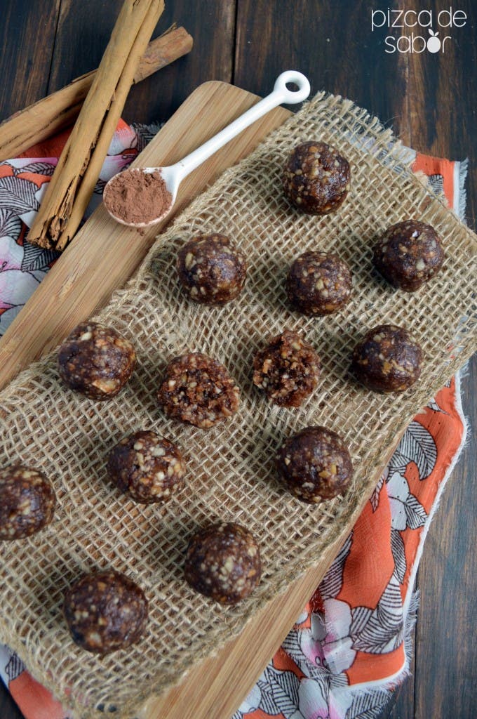 Datle, ořechové a čokoládové kuličky www.pizcadesabor.com 