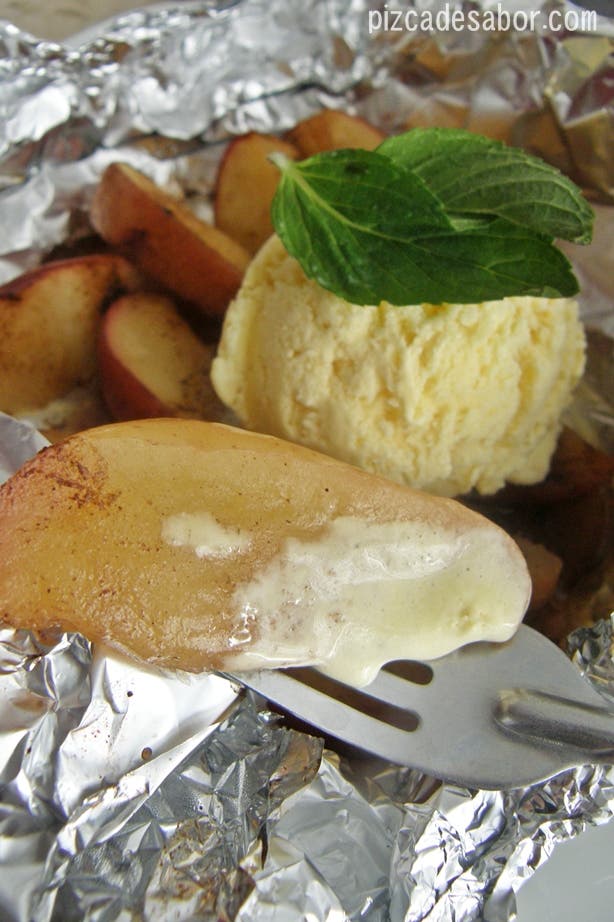 Grilované jablko se skořicí a vanilkovou zmrzlinou - špetka chuti
