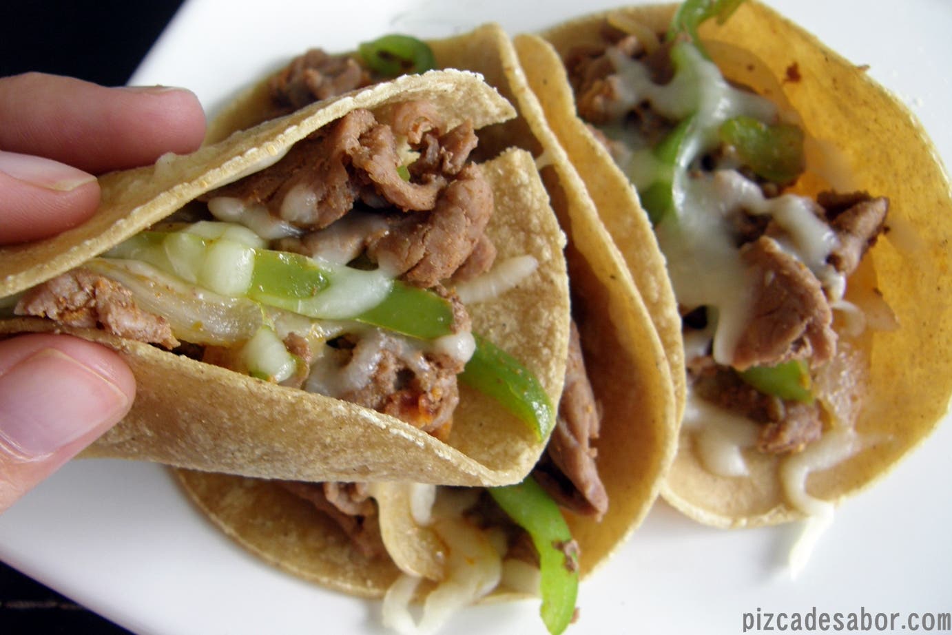 Svíčková, chorizo, zelený pepř a cibulové tacos - Pizca de Sabor