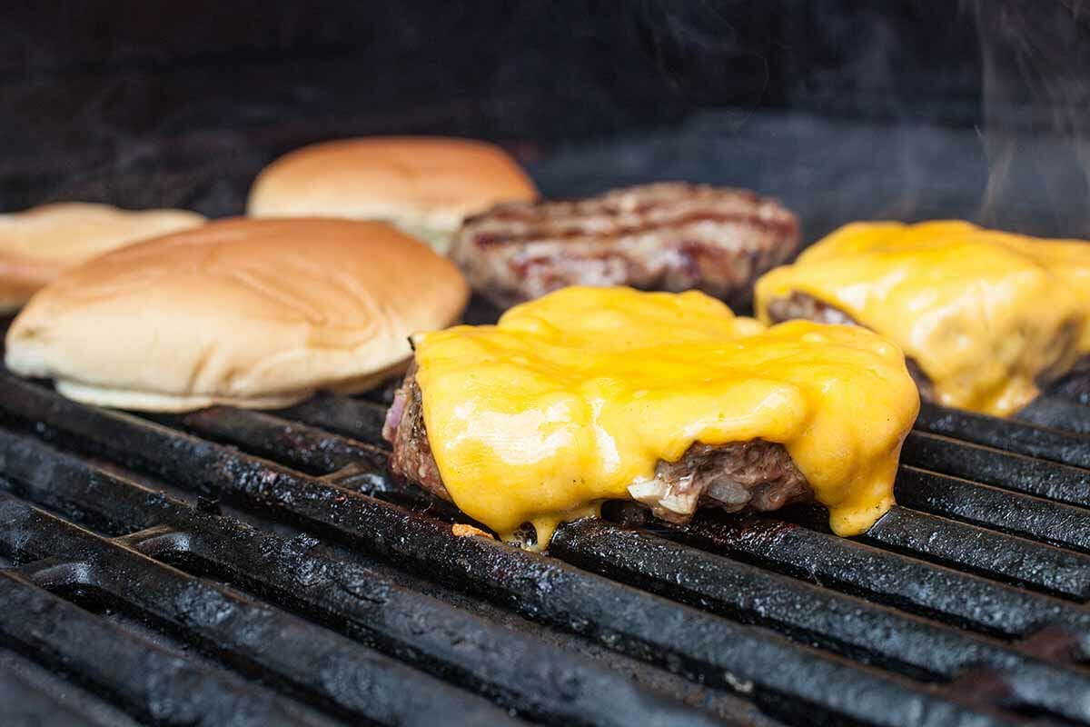 Jak grilovat nejlepší hamburgery 12 Recept na grilovaný hamburger přidejte sýr