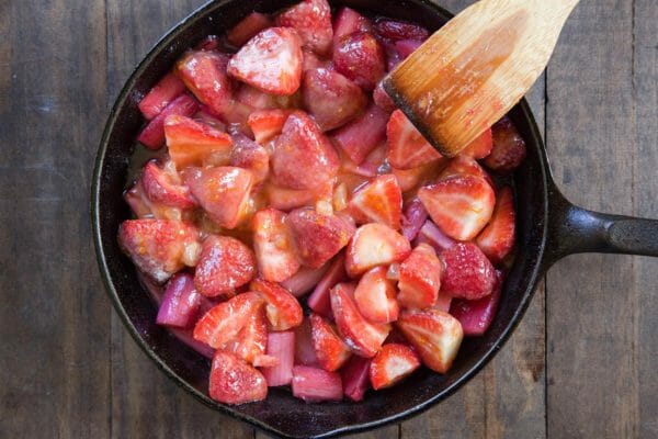 Easy Strawberry Rhubarb Crisp přidejte jahody