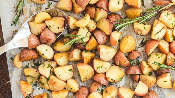 Pečené brambory s rozmarýnem a česnekem