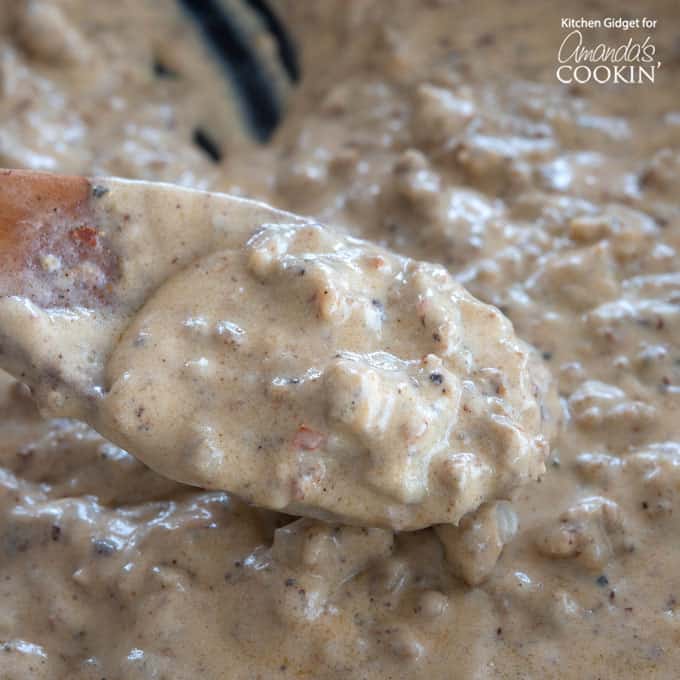 Klobásová omáčka 2 Cerca de salsa de salchicha en una sartén con cuchara de madera