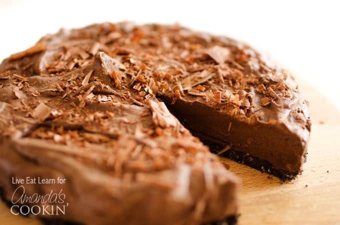 Čokoládový avokádový mousse dort 5 Un primer plano de un pastel de mousse de chocolate y aguacate al que le falta una rebanada.