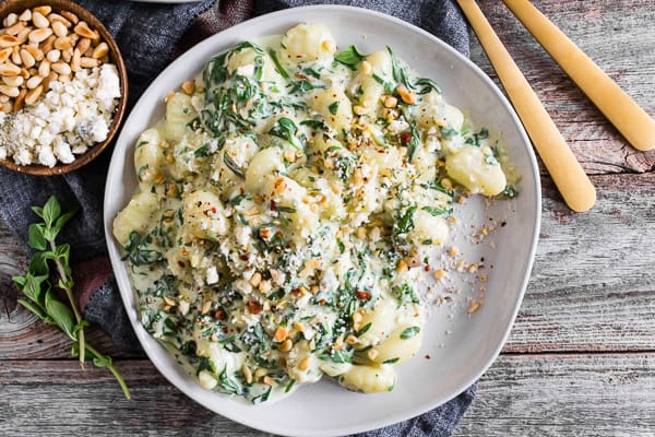 Krémové Gorgonzola noky se špenátem a piniovými oříšky 5 Este ñoquis cremoso de gorgonzola con espinacas baby está cubierto con piñones tostados y solo una pizca de queso parmesano. Es el plato cremoso perfecto para el lunes sin carne o ponle un poco de filete a la parrilla para llevarlo a un nivel completamente nuevo de delicias proteicas. ¡Confía en mí, te encantará lo fácil que es hacer este sabroso plato!
