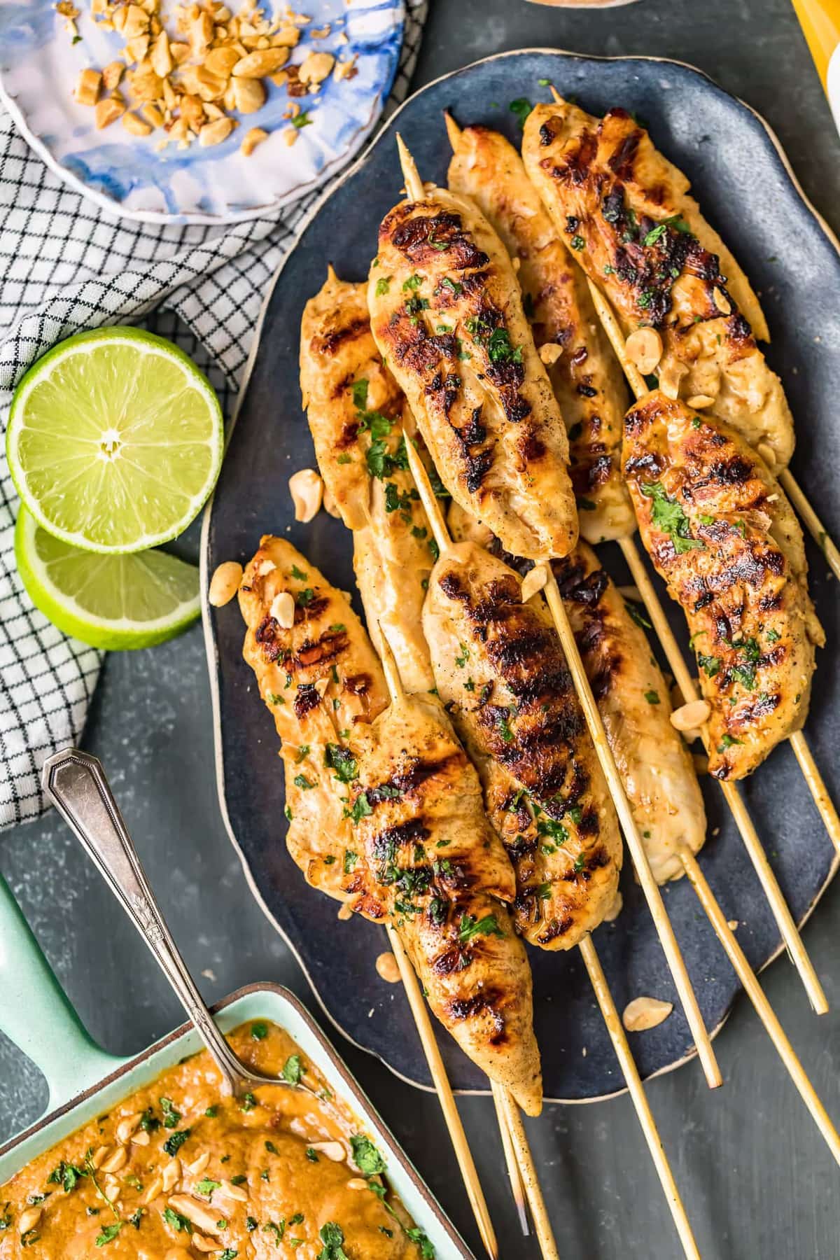 Kuřecí satay s arašídovou omáčkou je klasické asijské jídlo, které je super snadné udělat doma. Začněte lahodnou kuřecí satay marinádou, připravte si kuřecí kabobs a podávejte s lehkou arašídovou satay omáčkou. Přidejte rýži a zeleninu a máte perfektní jídlo na celý týden! grilované kuřecí špízy