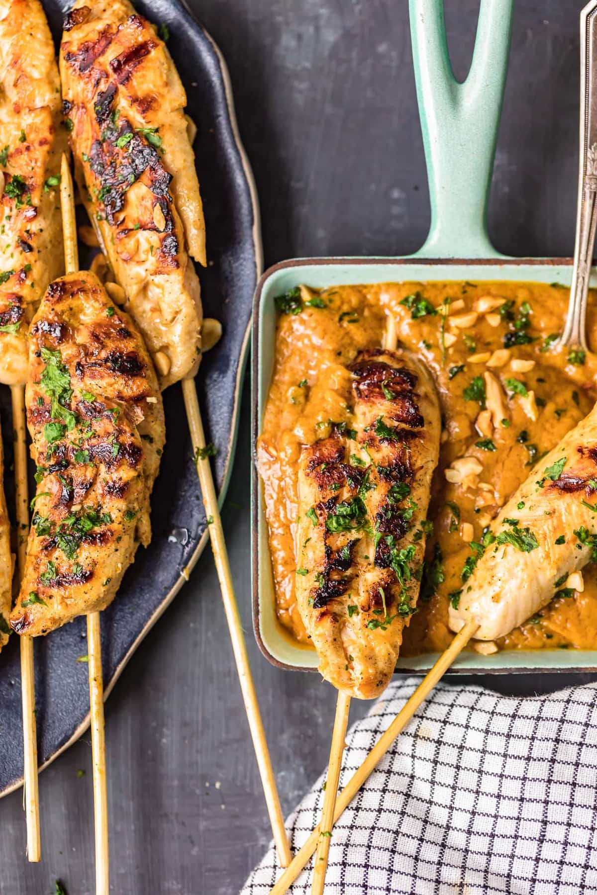 Kuřecí satay s arašídovou omáčkou je klasické asijské jídlo, které je super snadné udělat doma. Začněte lahodnou kuřecí satay marinádou, připravte si kuřecí kabobs a podávejte s lehkou arašídovou satay omáčkou. Přidejte rýži a zeleninu a máte perfektní jídlo na celý týden! kuřecí satay máčené v arašídové omáčce