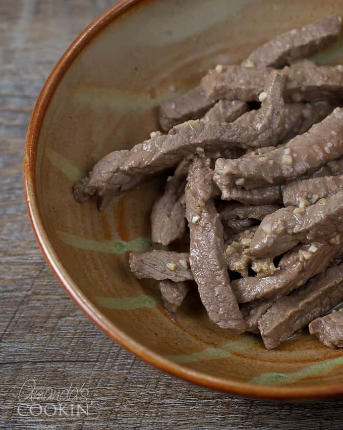 Čínský pepřový steak 13 Přidejte maso a rychle restujte, dokud již nebude růžové, doufejme, že ne déle než 4-5 minut. Maso vyjměte a udržujte ho v teple.