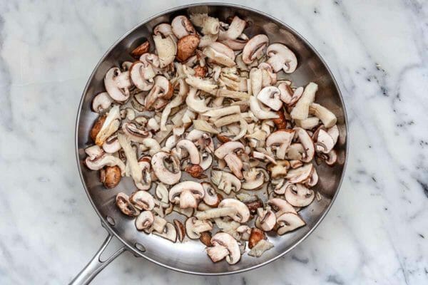 Jak si vyrobit vegetariánskou Quesadillas - stříbrnou pánvi se syrovými houbami, která se má vařit
