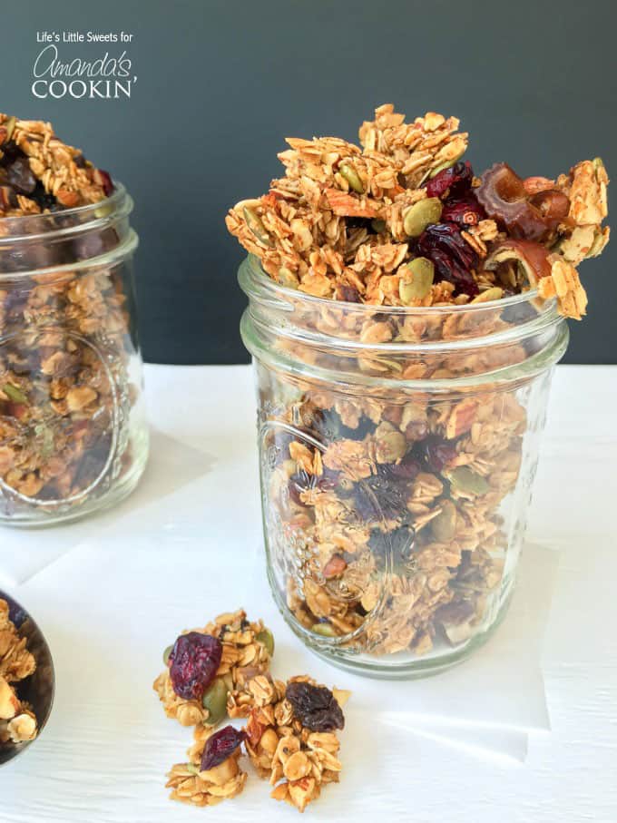 Detta hemlagade granola -receptet är fyllt med kanel, varm vanilj, pumpafrön och tranbär och är naturligt sötad med lönnsirap och honung.