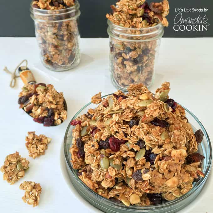 Detta hemlagade granola -receptet är fyllt med kanel, varm vanilj, pumpafrön och tranbär och är naturligt sötad med lönnsirap och honung.
