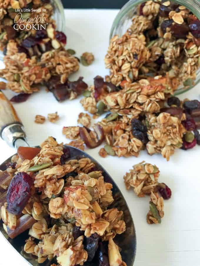 Detta hemlagade granola -receptet är fyllt med kanel, varm vanilj, pumpafrön och tranbär och är naturligt sötad med lönnsirap och honung.