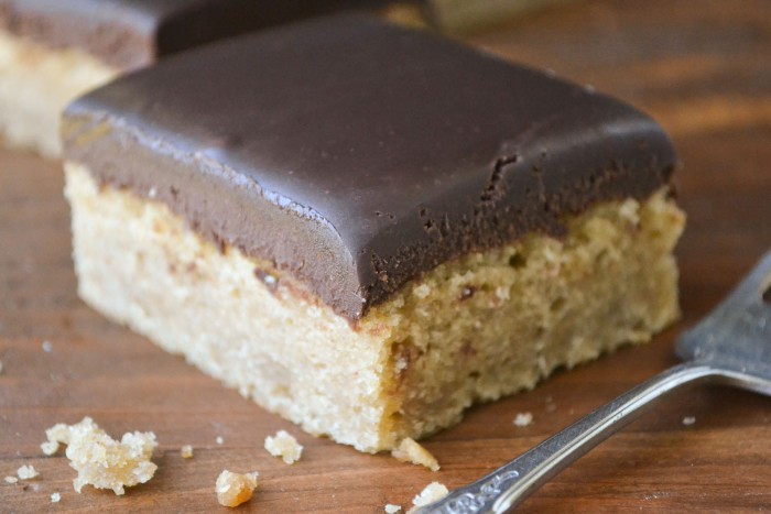 pastel de mantequilla de maní con glaseado de ganache de chocolate