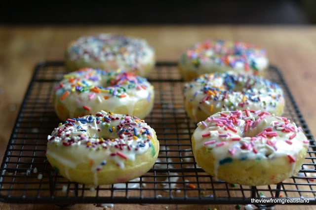 Pastel de cumpleaños Donuts en un estante