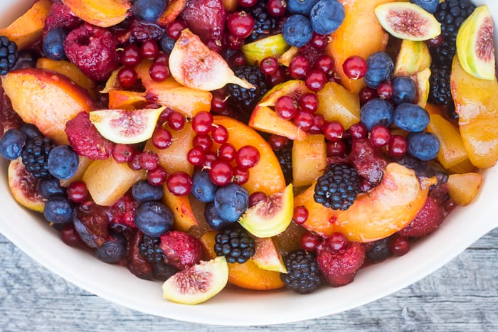 Fruta fresca para una migaja de frutas mezcladas