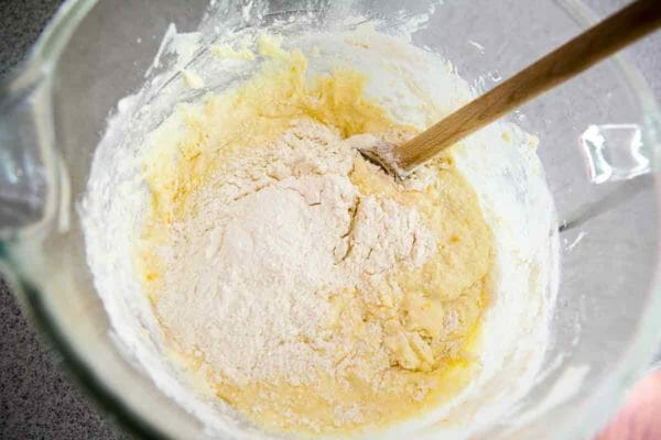 přidejte do těsta z piškotového dortu z citronových brusinek suché přísady