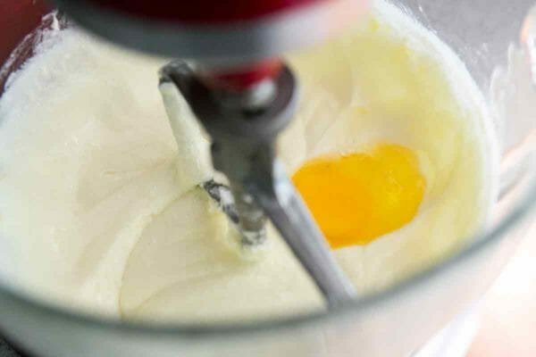přidejte vejce po jednom do těsta na dorty