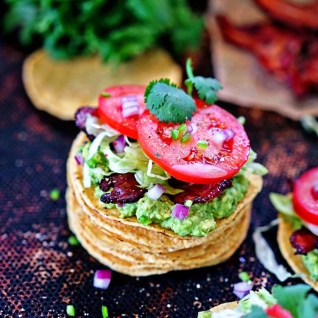 BLT Tostadas s Picantem Guacamole 6 BLT Tostadas s Picantem Guacamole