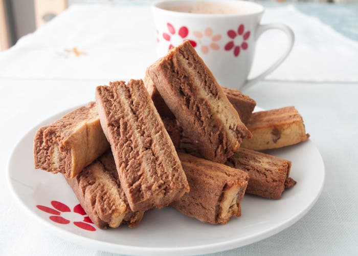 Dvoubarevný recept na sušenky, dvě příchutě v jedné 4 Dvoubarevná sušenková prezentace s šálkem kávy