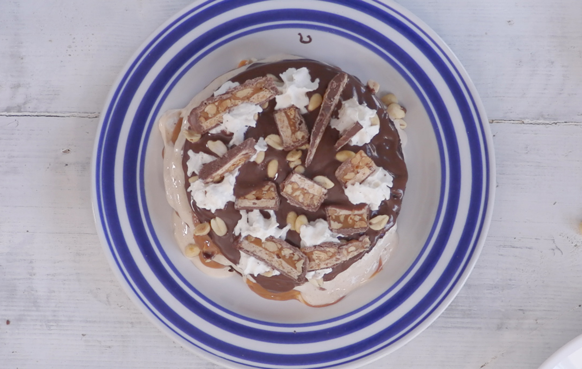 Palačinka s palačinkami Snickers Pokud máte rádi tyčinku Snickers, budete mít rádi tuto palačinku naplněnou nugátem, karamelem, ořechy, čokoládovou pomazánkou, šlehačkou a samozřejmě tyčinkami Snickers. 13 Palačinka s palačinkami Snickers Pokud máte rádi tyčinku Snickers, budete mít rádi tuto palačinku naplněnou nugátem, karamelem, ořechy, čokoládovou pomazánkou, šlehačkou a samozřejmě tyčinkami Snickers.