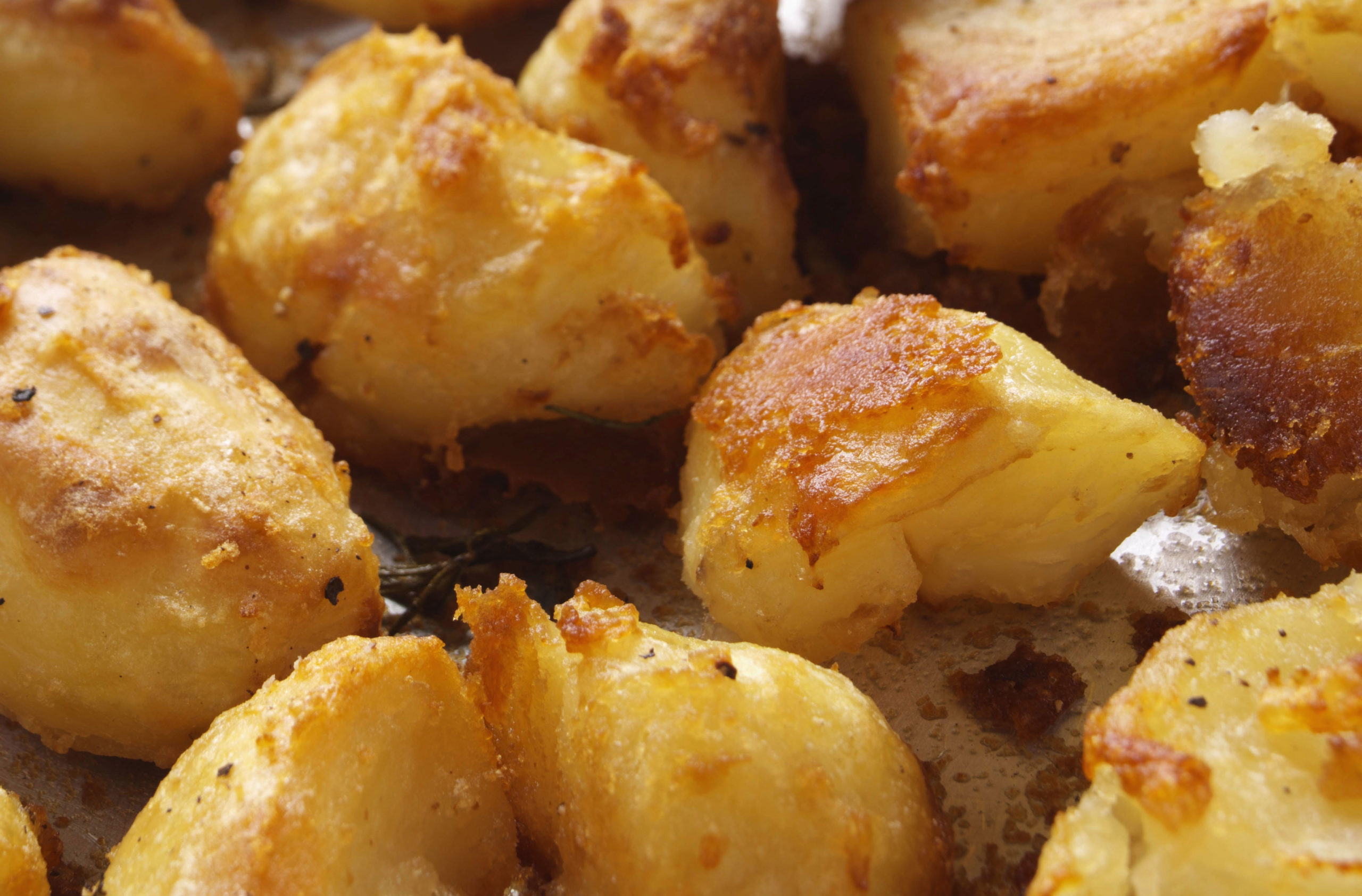 Pečené brambory s husím tukem Připravte si pečené brambory pomocí husího tuku pěkně a svěže.  Tento jednoduchý recept od Woman's Weekly vám ukáže, jak se vyrábí.
