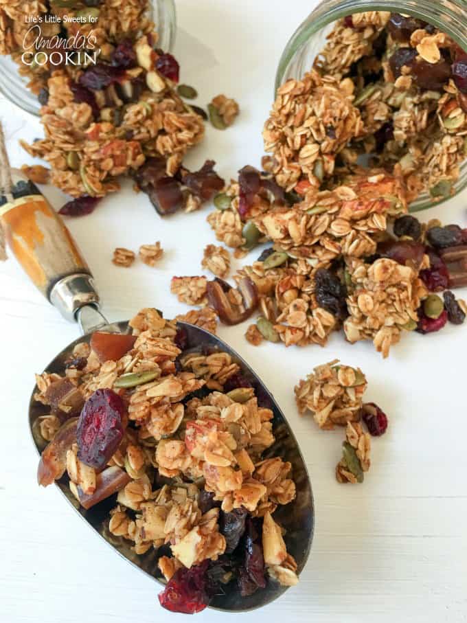 Detta hemlagade granola -receptet är fyllt med kanel, varm vanilj, pumpafrön och tranbär och är naturligt sötad med lönnsirap och honung.