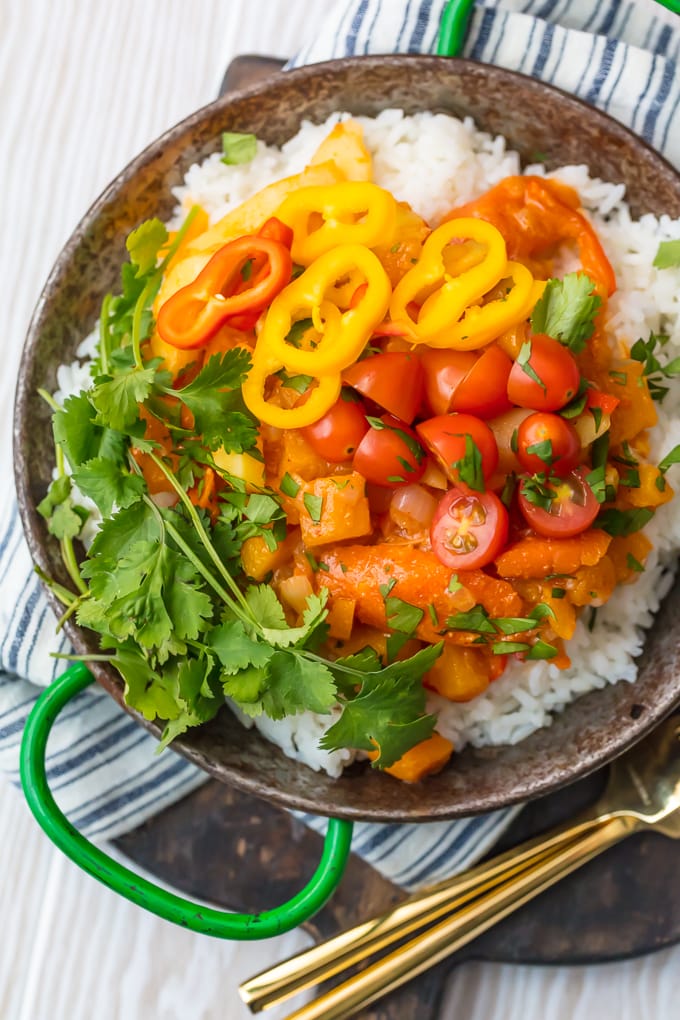curry de verduras sobre arroz con cilantro