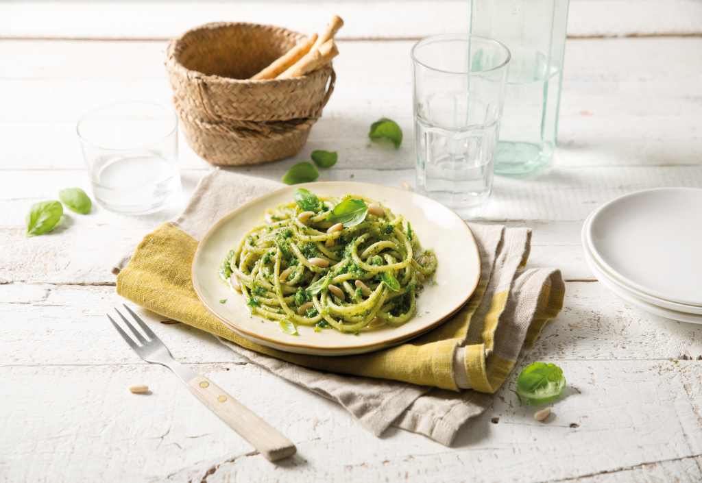 Špagety s piniovými oříšky Pesto Tento recept na špagety s piniovými oříšky Pesto je dokonalým zachráncem večerní večeře. 4 Špagety s piniovými oříšky Pesto Tento recept na špagety s piniovými oříšky Pesto je dokonalým zachráncem večerní večeře.